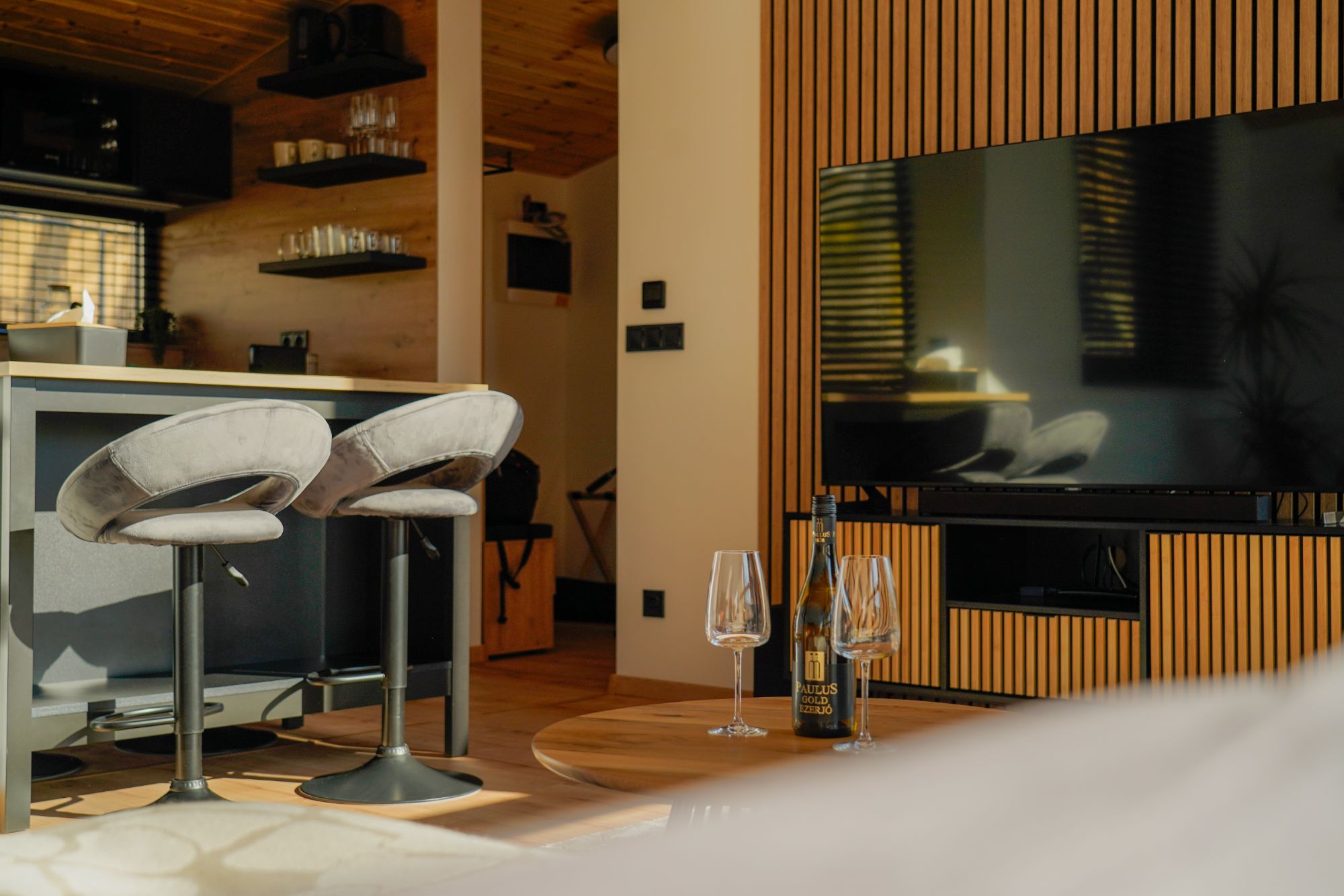 A Csertölgy Villa hétvégi luxus vendégházának modern konyharésze.